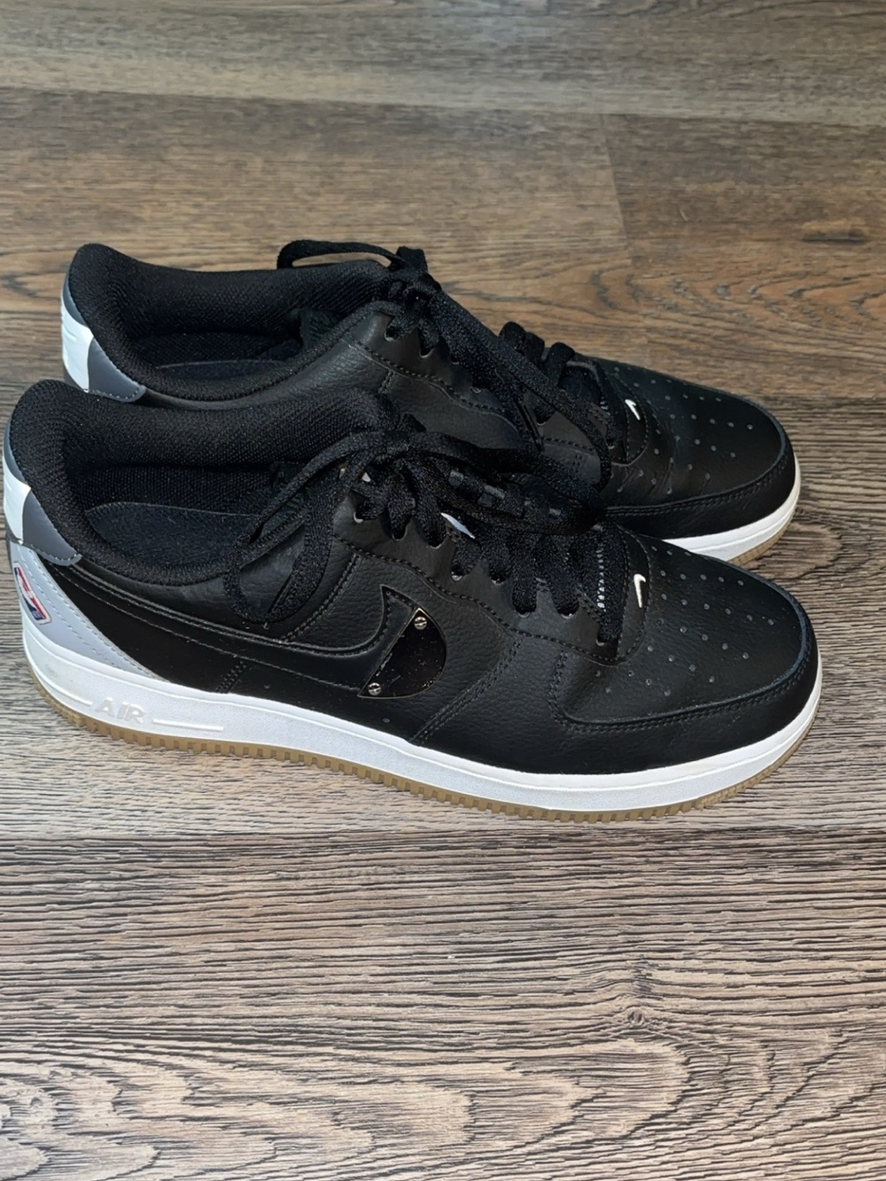 Nike Air Force 1 '07 LV8 NBA sneakers in a Black and Wolf Grey men’s size 9